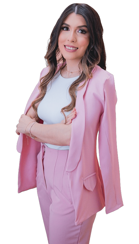 Regina Bernal, creadora de Creando con Regi, con un traje rosa